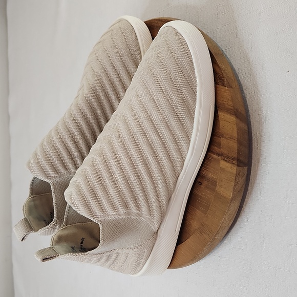 White Mountain Beige Slip On Sneakers Shoes. Uplifting Style.  Size 6.5 - Picture 4 of 8